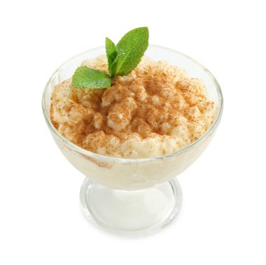 Tarçınlı lezzetli pirinç pudingi ve beyaz üzerine izole edilmiş cam tatlı kasesinde nane şekeri.