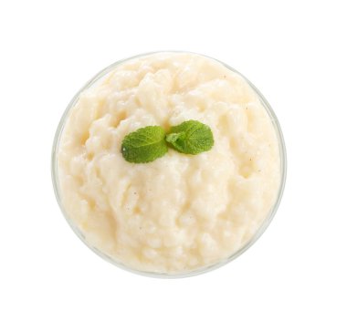 Cam tatlı kâsesinde naneli leziz sütlaç.