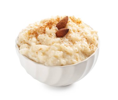 Tarçın ve badem beyaz arka plan üzerinde kase lezzetli sütlaç