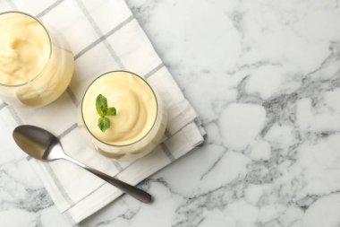 Beyaz mermer masada servis edilen nane aromalı vanilyalı puding. Metin için boşluk