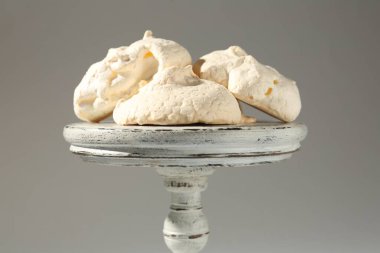 Gri arka planda ev yapımı lezzetli kurabiyeler.