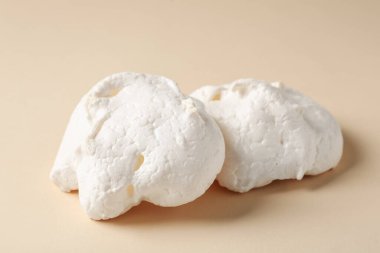 Bej arka planda nefis ev yapımı kurabiyeler, yakın plan.