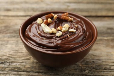 Tahta masada fındıklı çikolatalı puding, yakın plan.