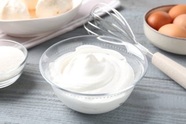 Krem şanti, şeker, yumurta ve çırpılmış çırpılmış çırpılmış çırpılmış gri ahşap masa, yakın plan. Kurabiye pişiriyorum.