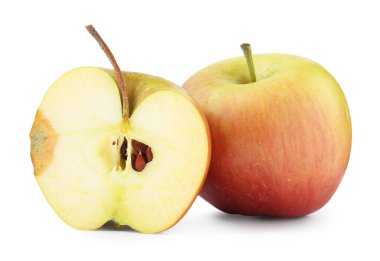 Tam ve olgun elmaları kes beyazda izole edilmiş.