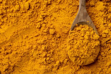 Süper yemek. Zerdeçal tozu ve kaşık, üst manzara