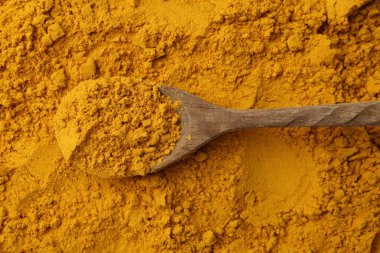 Süper yemek. Zerdeçal tozu ve kaşık, üst manzara