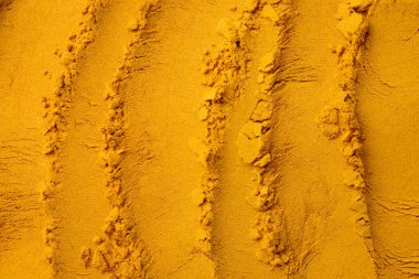 Süper yemek. Arkaplan olarak zerdeçal tozu, üst görünüm