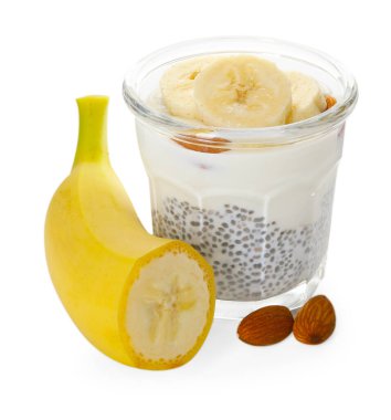 Chia tohumlu lezzetli tatlı, yoğurt, muz ve badem beyaz zemin üzerinde cam. Süper yemek.