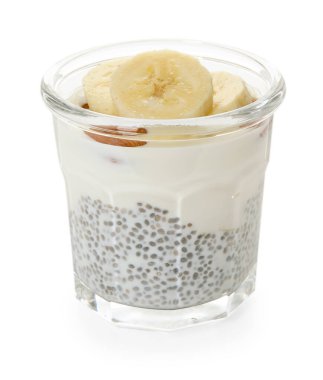 Chia tohumlu lezzetli tatlı, yoğurt, muz ve badem beyaz zemin üzerinde cam. Süper yemek.