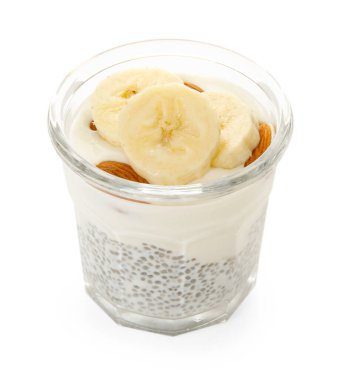 Chia tohumlu lezzetli tatlı, yoğurt, muz ve badem beyaz zemin üzerinde cam. Süper yemek.
