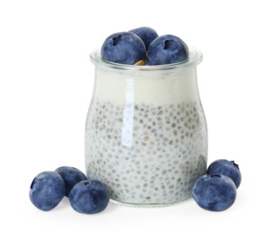 Chia tohumlu lezzetli puding, beyaz bardakta yoğurt ve yaban mersini. Süper yemek.