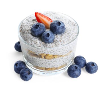 Chia tohumlu lezzetli puding, yoğurt, yaban mersini, granola ve beyaz üzerine izole çilek. Süper yemek.