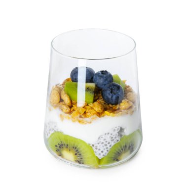 Chia tohumlu lezzetli tatlı, yoğurt, granola, yaban mersini ve beyaz bardakta kivi. Süper yemek.