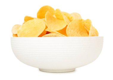 Beyaz tenceredeki lezzetli cipsler.