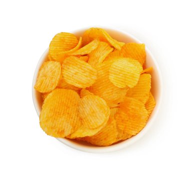 Kabın içindeki lezzetli cipsler beyaza izole edilmiş, üst manzara.