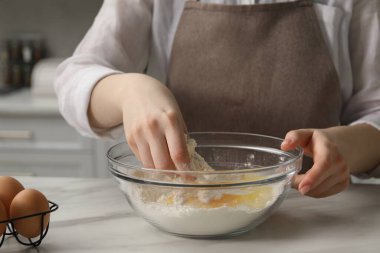 Khinkali yapıyorum. Mutfakta hamur karıştıran kadın, yakın plan.