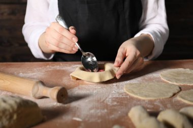 Mutfaktaki masada khinkali yapan kadın, yakın plan.