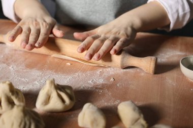 Mutfaktaki masada khinkali yapan kadın, yakın plan.
