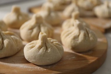 Pek çok pişmemiş khinkali kapalı alanda, yakın çekim