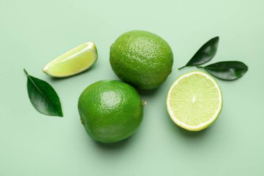 Soluk yeşil arka planda taze limonlar, yakın plan.