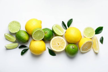 Beyaz arka planda taze limonlar ve limonlar.