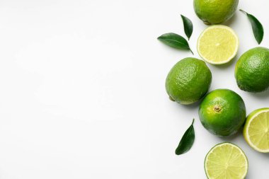 Beyaz arka planda taze limonlar, düz uzanmış. Metin için boşluk