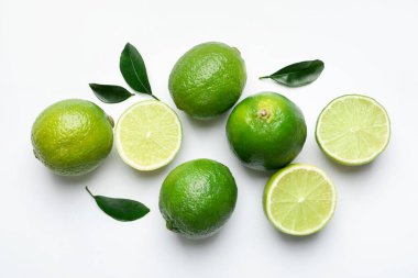 Beyaz zemin üzerinde taze limon, düz uzanmış.