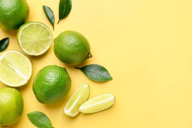Sarı arka planda taze limonlar, düz uzanmış. Metin için boşluk
