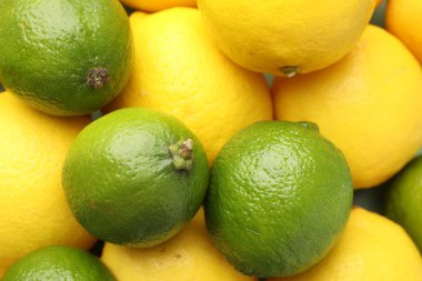 Arka plan olarak taze limon ve limon, yakın plan