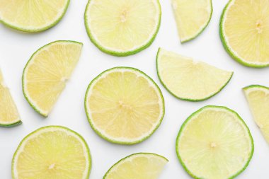 Beyaz arka planda taze limon dilimleri.