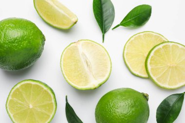 Beyaz arka planda taze limon ve yapraklar, düz yatış