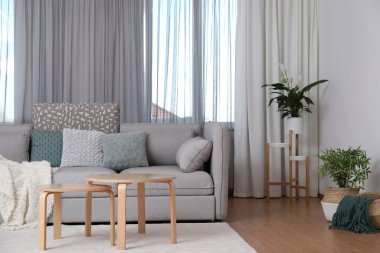 Oturma odasında şık perdeleri olan pencere.