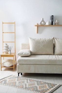 Yastıklı rahat bir kanepe ve odada farklı bir dekor. İç tasarım