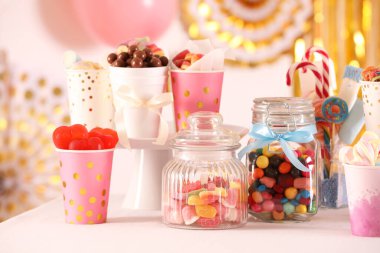 Çikolata. Dekoratif odadaki masada bir sürü farklı tatlı var.