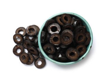 Terbiye edilmiş siyah zeytin halkaları beyaz, üst görünümde izole.