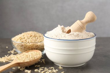 Kahverengi pirinç ve un gri masada, yakın plan.