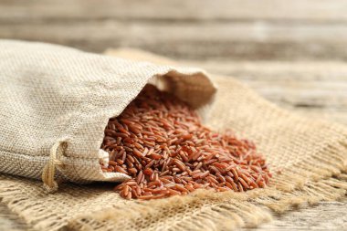 Masada kahverengi pirinç, yakın plan.