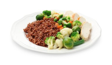 Sebzeli kahverengi pirinç ve beyaz üzerine izole edilmiş tavuk.