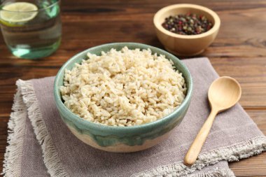 Tahta masada servis edilen lezzetli kahverengi pirinç, yakın plan.