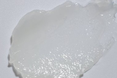 Beyaz arka planda nemlendirici dudak kremi, üst görünüm