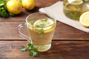 Tahta masada limon dilimleri olan sağlıklı maydanoz çayı. Detoks içeceği