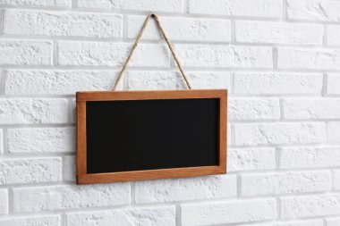 Beyaz tuğla duvarda boş bir karatahta