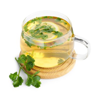 Beyaza izole edilmiş limon dilimli sağlıklı maydanoz çayı. Detoks içeceği