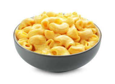 Lezzetli makarna ve peynir beyaz üzerine izole edilmiş.