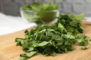 Masada yeni kesilmiş atkuyruğu olan tahta, yakın plan.