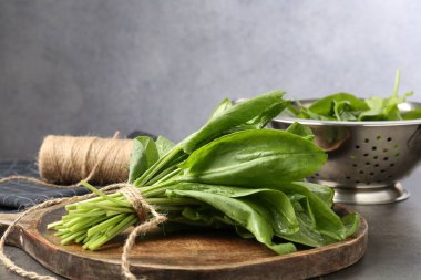 Gri masada taze kuş sürüsü, yakın plan.