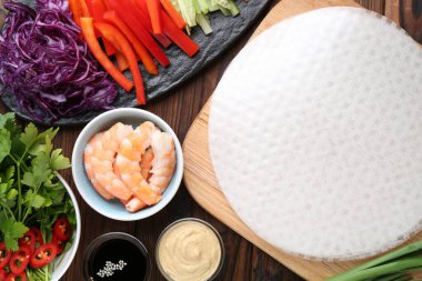 Yenebilir pirinç kağıtları ve malzemeler ahşap masada, düz yerde.