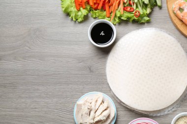 Pilav kâğıdı çarşafları ve gri ahşap masa üzerindeki farklı malzemeler. Metin için boşluk