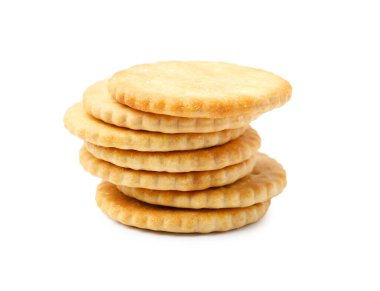 Beyaza izole edilmiş lezzetli tuzlu kraker yığını.